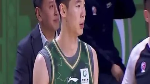 “朱辰杰续约波折重重，中超豪门暗中觊觎，海港队能否抓住良机？”